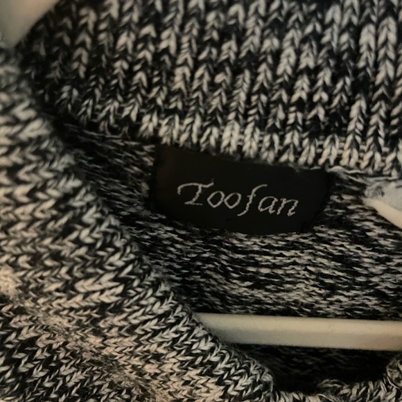 Soft B and W knit sweater - Picture 2 of 2